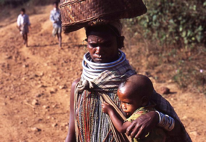 Allattamento Bonda - Orissa 2001